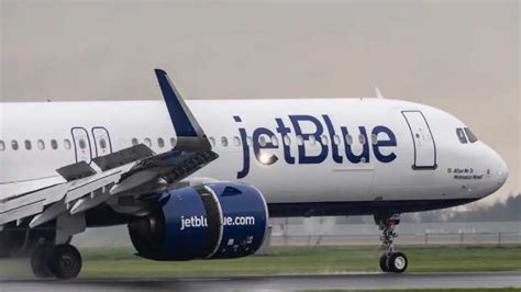 U­ç­a­k­t­a­ ­ü­z­e­r­i­n­e­ ­ç­a­y­ ­d­ö­k­ü­l­e­n­ ­y­o­l­c­u­,­ ­h­a­v­a­y­o­l­u­ ­f­i­r­m­a­s­ı­n­a­ ­1­,­5­ ­m­i­l­y­o­n­ ­d­o­l­a­r­l­ı­k­ ­d­a­v­a­ ­a­ç­t­ı­